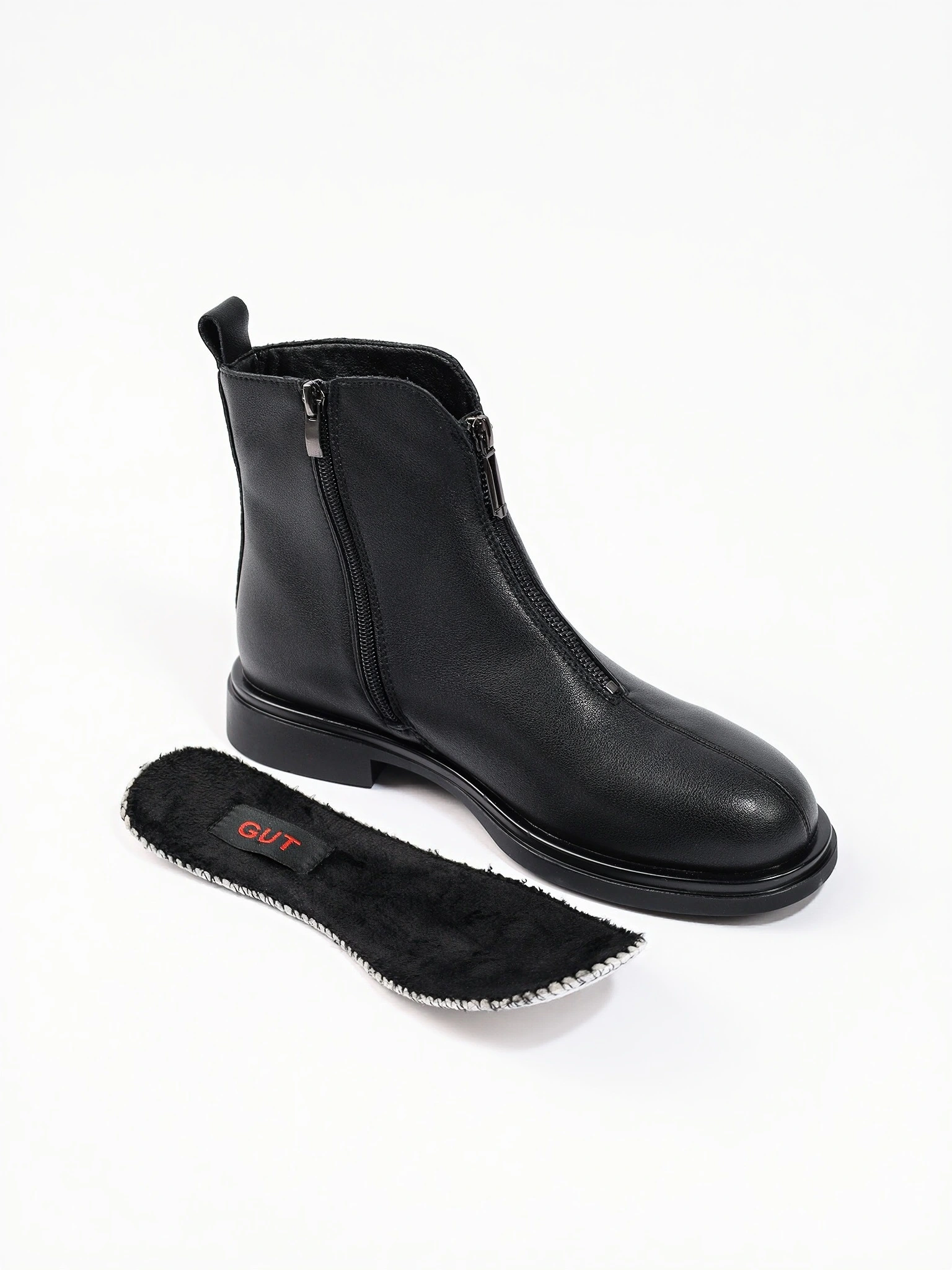 Ботинки черного цвета с декоративным замком